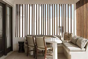 Aqua Luxury Suites