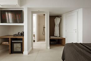 Aqua Luxury Suites
