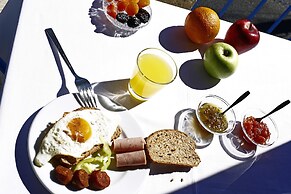 Stratos Hotel