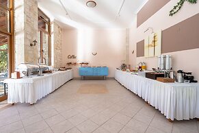 Stratos Hotel