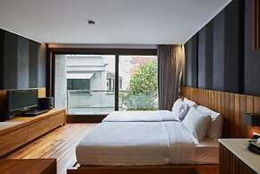LUXX Langsuan Hotel