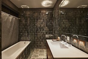 LUXX Langsuan Hotel