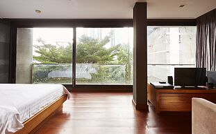 LUXX Langsuan Hotel
