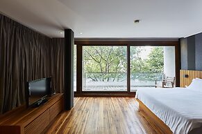LUXX Langsuan Hotel