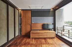 LUXX Langsuan Hotel