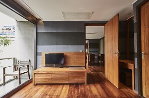 LUXX Langsuan Hotel