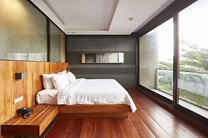 LUXX Langsuan Hotel