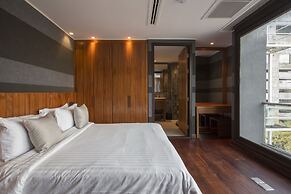 LUXX Langsuan Hotel