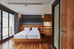 LUXX Langsuan Hotel