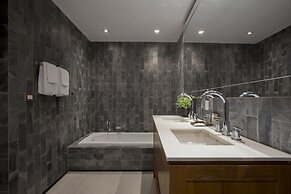 LUXX Langsuan Hotel