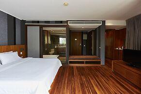LUXX Langsuan Hotel