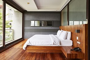 LUXX Langsuan Hotel