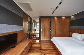 LUXX Langsuan Hotel