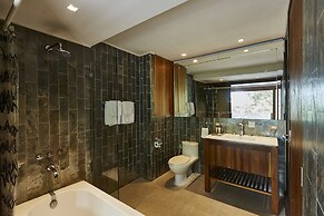 LUXX Langsuan Hotel