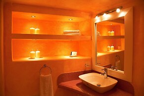WhiteDeck Hotel