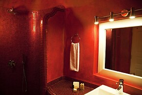 WhiteDeck Hotel