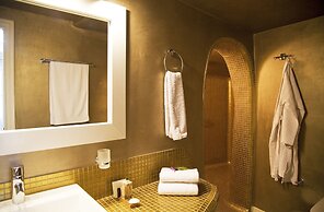 WhiteDeck Hotel