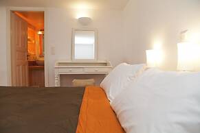 WhiteDeck Hotel