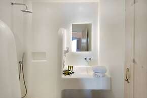 Zefi Hotel & Suites