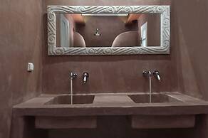 Zefi Hotel & Suites