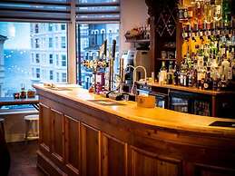 HQ Bar & Restaurant