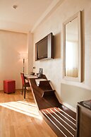 Breaking Business Hotel