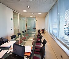 Breaking Business Hotel
