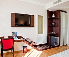 Breaking Business Hotel