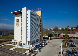 Breaking Business Hotel