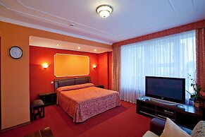 Emerald Hotel