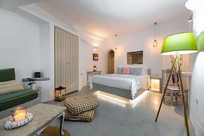 Kima Oia Suites