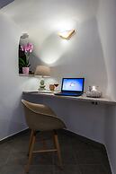 Kima Oia Suites