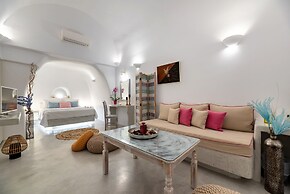 Kima Oia Suites