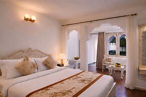 Swaroop Vilas - Lake Facing Boutique Hotel