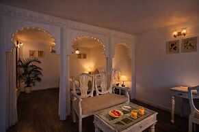 Swaroop Vilas - Lake Facing Boutique Hotel