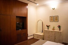 Swaroop Vilas - Lake Facing Boutique Hotel