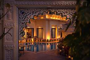 Swaroop Vilas - Lake Facing Boutique Hotel