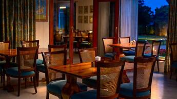 Swaroop Vilas - Lake Facing Boutique Hotel