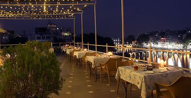 Hotel Sarovar on Lake Pichola