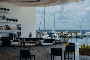 Bannister Hotel &  Yacht Club