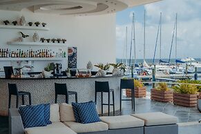 Bannister Hotel &  Yacht Club