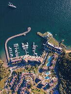 Bannister Hotel &  Yacht Club