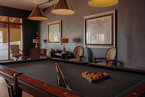 Bannister Hotel &  Yacht Club