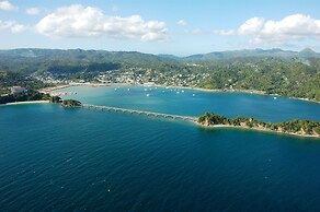Bannister Hotel &  Yacht Club