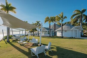 Bannister Hotel &  Yacht Club