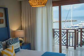 Bannister Hotel &  Yacht Club