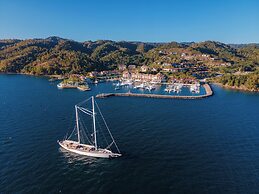 Bannister Hotel &  Yacht Club