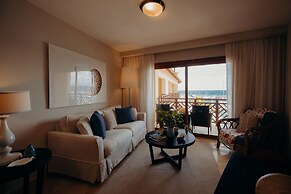 Bannister Hotel &  Yacht Club