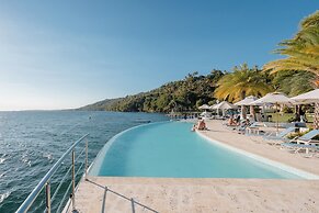 Bannister Hotel &  Yacht Club