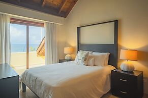 Bannister Hotel &  Yacht Club